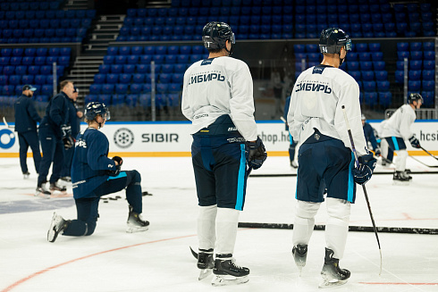 Шайбу, шайбу сибирские хоккеисты! 