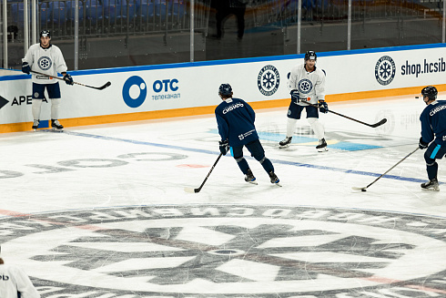 Шайбу, шайбу сибирские хоккеисты! 