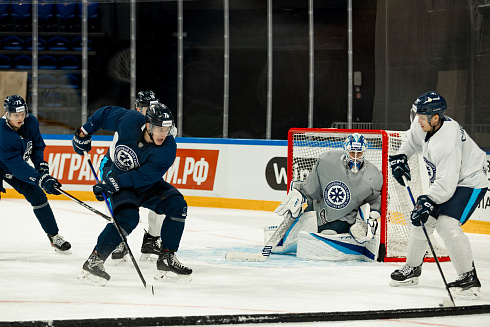 Шайбу, шайбу сибирские хоккеисты! 