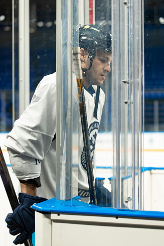 Шайбу, шайбу сибирские хоккеисты! 