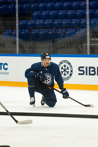 Шайбу, шайбу сибирские хоккеисты! 