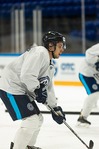 Шайбу, шайбу сибирские хоккеисты! 