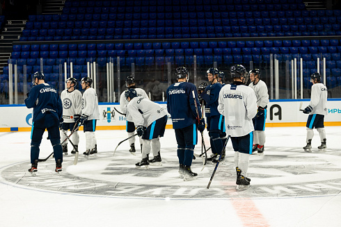 Шайбу, шайбу сибирские хоккеисты! 