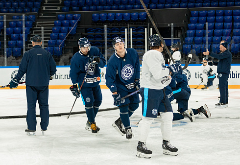 Шайбу, шайбу сибирские хоккеисты! 