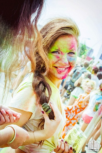 Фестиваль красок "Holi-Day" у ТЦ "МЕГА"