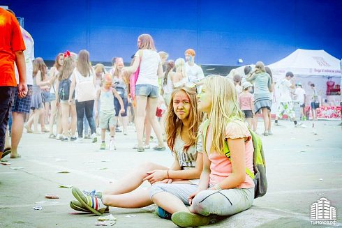 Фестиваль красок "Holi-Day" у ТЦ "МЕГА"
