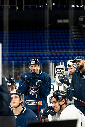 Шайбу, шайбу сибирские хоккеисты! 