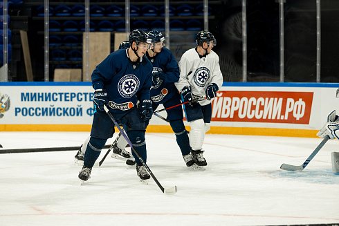 Шайбу, шайбу сибирские хоккеисты! 