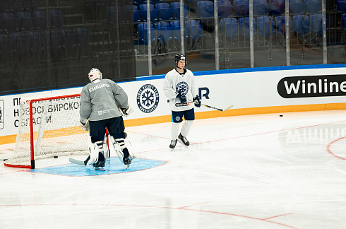 Шайбу, шайбу сибирские хоккеисты! 