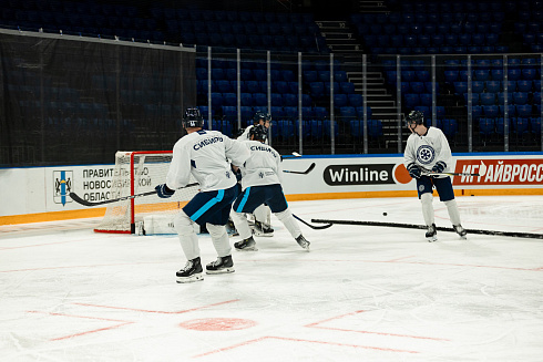 Шайбу, шайбу сибирские хоккеисты! 