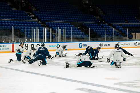 Шайбу, шайбу сибирские хоккеисты! 