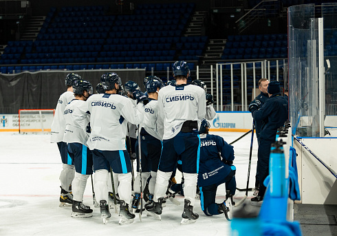 Шайбу, шайбу сибирские хоккеисты! 