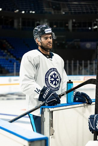 Шайбу, шайбу сибирские хоккеисты! 