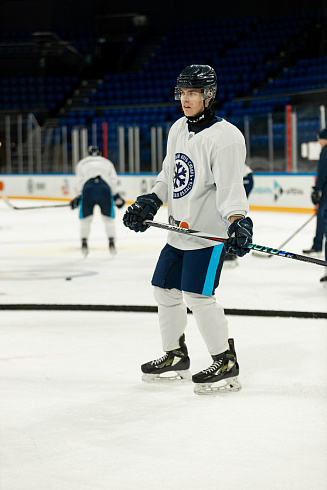 Шайбу, шайбу сибирские хоккеисты! 