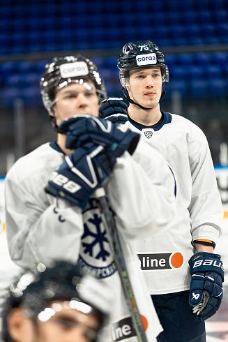 Шайбу, шайбу сибирские хоккеисты! 