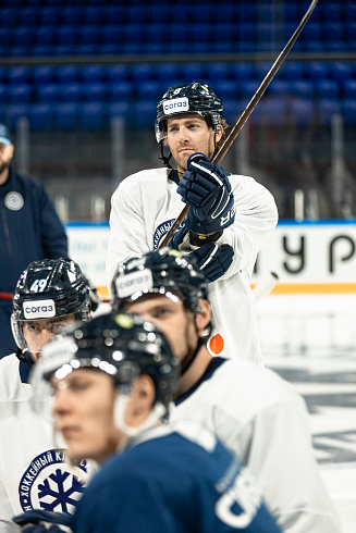 Шайбу, шайбу сибирские хоккеисты! 