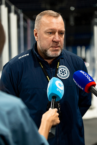 Шайбу, шайбу сибирские хоккеисты! 