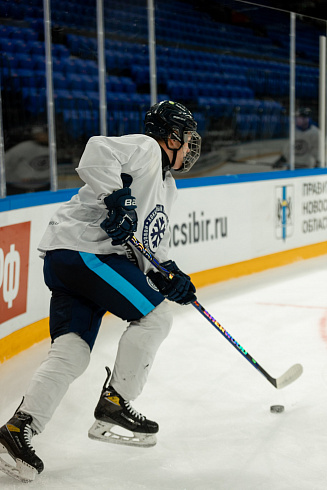 Шайбу, шайбу сибирские хоккеисты! 