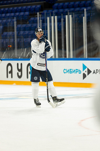 Шайбу, шайбу сибирские хоккеисты! 