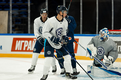 Шайбу, шайбу сибирские хоккеисты! 