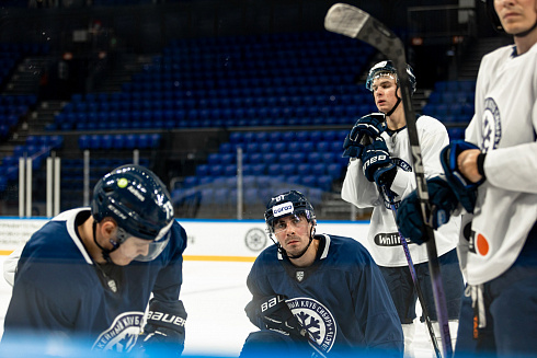 Шайбу, шайбу сибирские хоккеисты! 