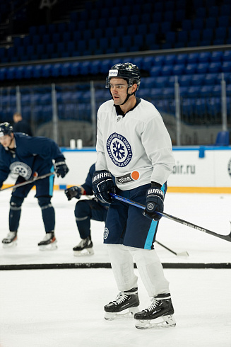 Шайбу, шайбу сибирские хоккеисты! 