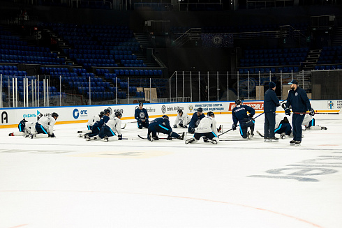 Шайбу, шайбу сибирские хоккеисты! 