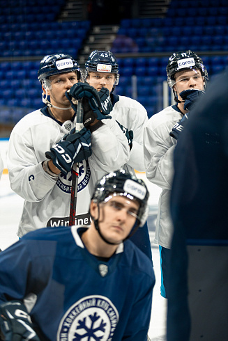 Шайбу, шайбу сибирские хоккеисты! 