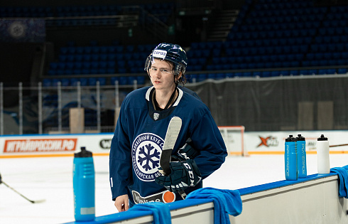 Шайбу, шайбу сибирские хоккеисты! 