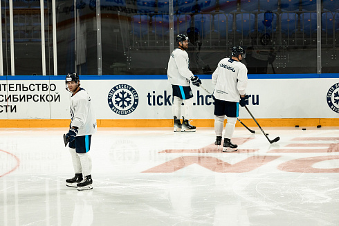 Шайбу, шайбу сибирские хоккеисты! 