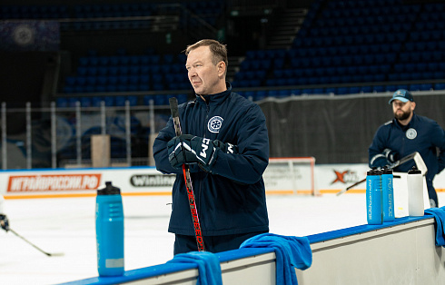 Шайбу, шайбу сибирские хоккеисты! 