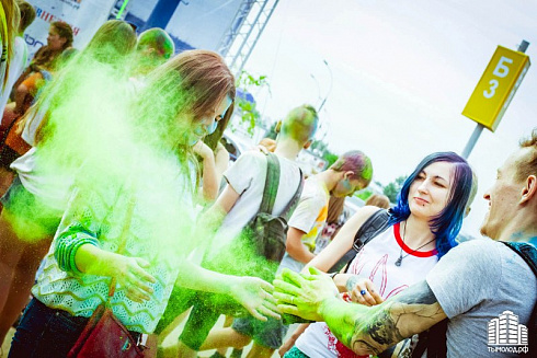 Фестиваль красок "Holi-Day" у ТЦ "МЕГА"