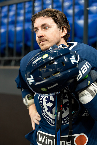 Шайбу, шайбу сибирские хоккеисты! 