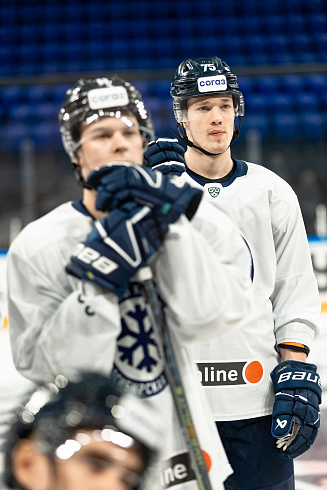 Шайбу, шайбу сибирские хоккеисты! 