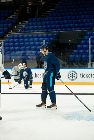 Шайбу, шайбу сибирские хоккеисты! 