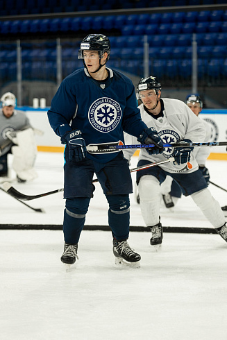 Шайбу, шайбу сибирские хоккеисты! 