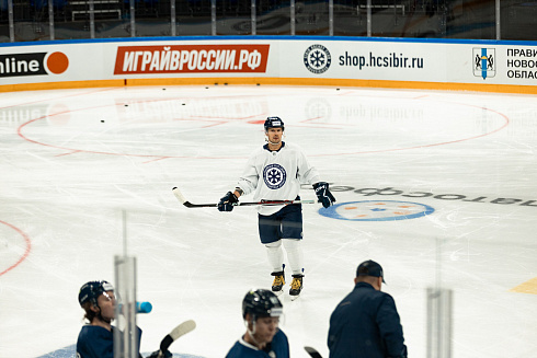 Шайбу, шайбу сибирские хоккеисты! 