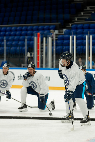 Шайбу, шайбу сибирские хоккеисты! 