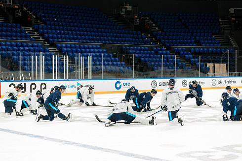 Шайбу, шайбу сибирские хоккеисты! 
