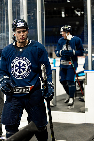 Шайбу, шайбу сибирские хоккеисты! 