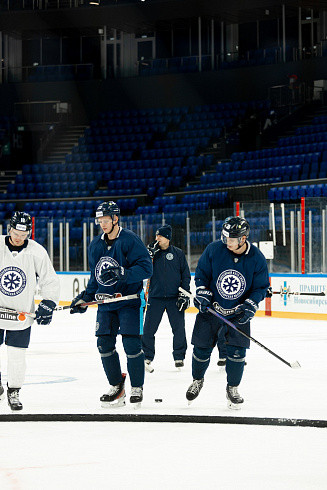 Шайбу, шайбу сибирские хоккеисты! 