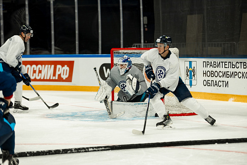 Шайбу, шайбу сибирские хоккеисты! 