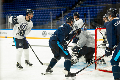 Шайбу, шайбу сибирские хоккеисты! 