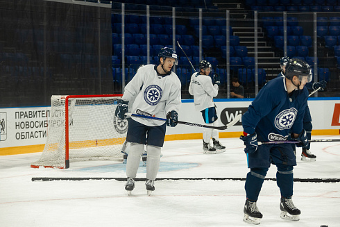 Шайбу, шайбу сибирские хоккеисты! 