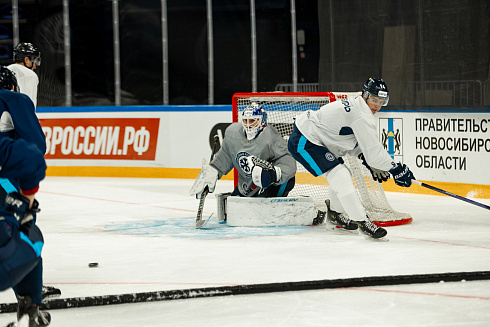 Шайбу, шайбу сибирские хоккеисты! 