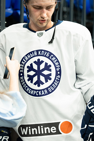 Шайбу, шайбу сибирские хоккеисты! 