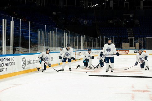 Шайбу, шайбу сибирские хоккеисты! 