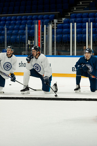 Шайбу, шайбу сибирские хоккеисты! 