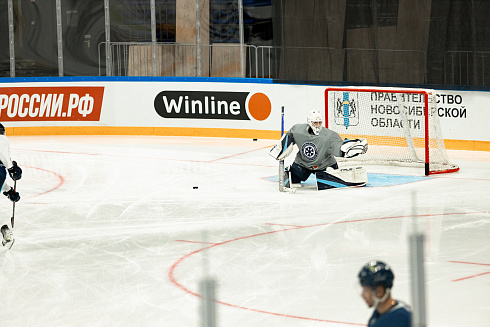 Шайбу, шайбу сибирские хоккеисты! 