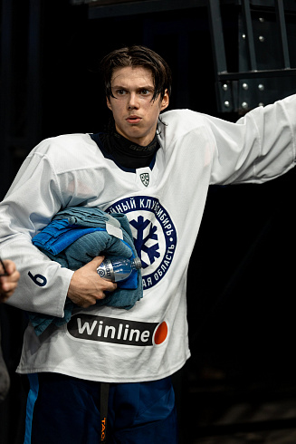 Шайбу, шайбу сибирские хоккеисты! 